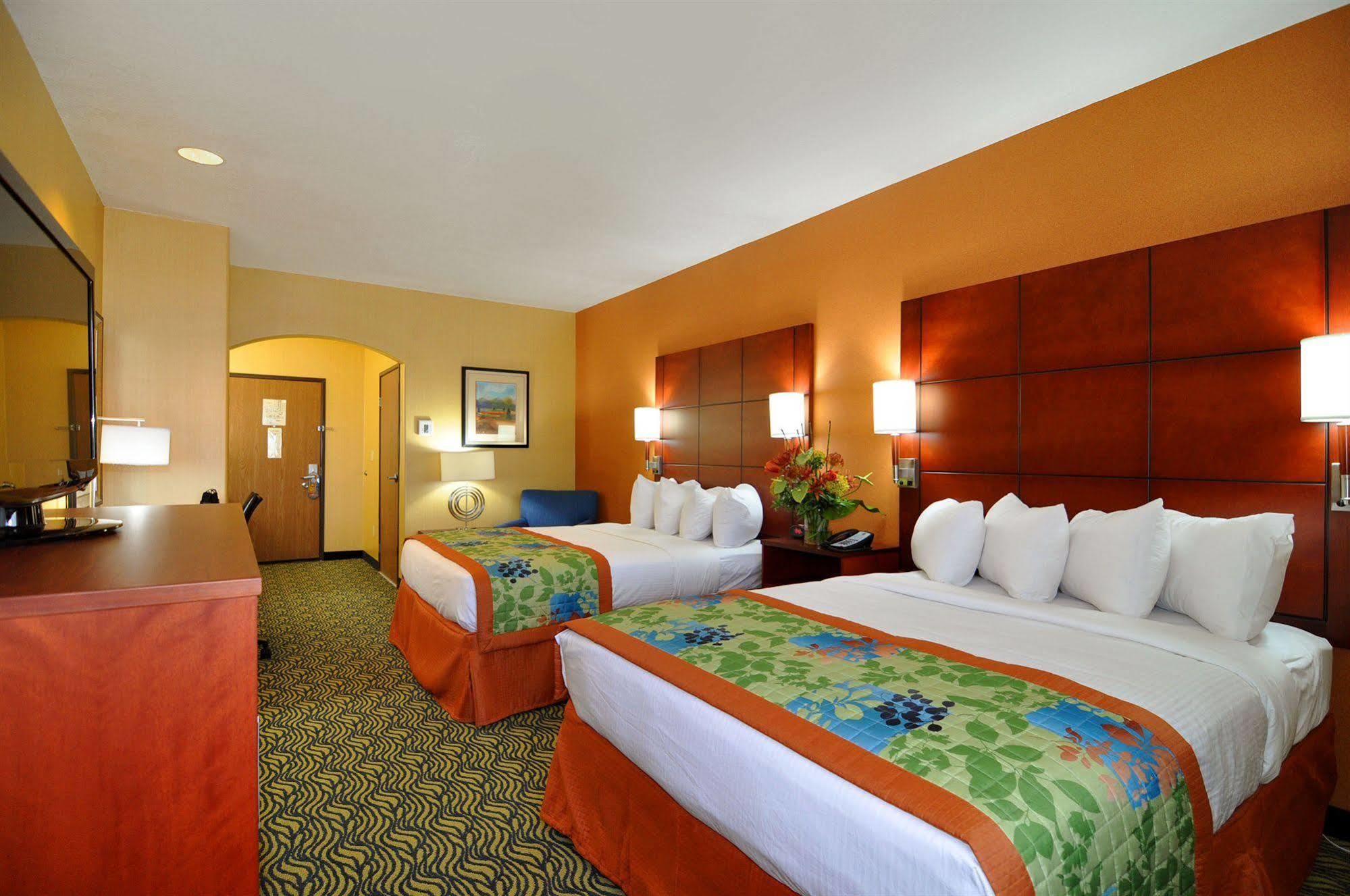 Best Western Plus Fresno Inn Экстерьер фото